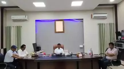 दरभंगा: जिला निर्वाचन पदाधिकारी ने निर्वाचक सूची पुनरीक्षण और मतदान केंद्रों के युक्तिकरण को लेकर बैठक की