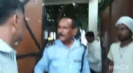 गजरौला निर्बल फाइबर फैक्ट्री के सामने वाहनों अतिक्रमण के कारण दंपति सड़क पर फिसल कर घायल फैक्ट्री सुरक्षा कर्मियों से हुई नोकझोंक,