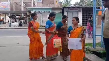 মিনাখাঁ: দুষ্কৃতীদের বিরুদ্ধে কড়া ব্যবস্থা নেওয়া দাবিতে ফুলবাড়ি এলাকার বেশ কিছু মহিলারা মিনাখা থানায় জমা দিলে অভিযোগ