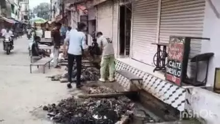 श्योपुर: नगर पालिका का नाला सफाई अभियान शुरू, बारिश में नालों का कचरा सड़कों पर जमा