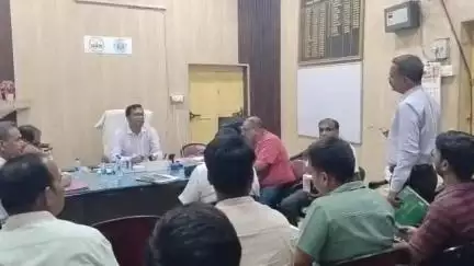 शाहजहांपुर: जिलाधिकारी ने अधीक्षण अभियंता कार्यालय में बैठक की, सभी एसडीओ और जेई को क्षेत्र में भ्रमणशील रहने के दिए निर्देश