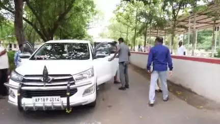 కర్నూలు: ట్రాఫిక్ నియంత్రణకు  22 నూతన ద్విచక్ర వాహనాలను జెండా ఊపి ప్రారంభించిన ...  జిల్లా ఎస్పీ శ్రీ విక్రాంత్ పాటిల్