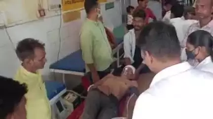 खलीलाबाद: पेड़ पर चढ़कर जामुन तोड़ने के दौरान 45 वर्षीय व्यक्ति पेड़ से गिरकर घायल, जिला अस्पताल में इलाज जारी