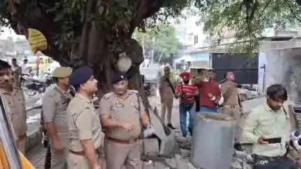 बरेली: थाना बारादरी क्षेत्र में टॉप-10 अपराधी जुबेर ‘पाया’ के अवैध होटल पर चला बुलडोजर