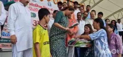 हल्द्वानी: हल्द्वानी के मिनी स्टेडियम में खेल मंत्री रेखा आर्य ने हॉकी मैच के विजेता और उपविजेता खिलाड़ियों को किया पुरस्कृत