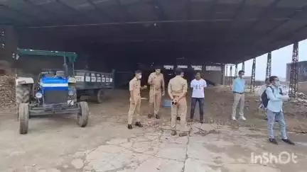 संभल: सदर कोतवाली चिम्यावली में हड्डी फैक्ट्री में सिटी मजिस्ट्रेट के निर्देश पर पुलिस और नगर पालिका टीम ने छापेमारी की