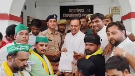 इटावा: भाकियू धरतीपुत्र अराजनैतिक ने दादरपुर घटना को लेकर विरोध प्रदर्शन किया, जुलूस निकालकर डीएम को ज्ञापन सौंपा