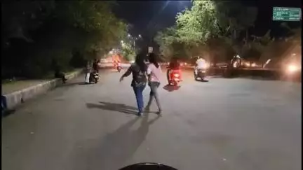 टेंशनमुळे पिली,डॉनच्या बहिणी पोलीस काही करू शकत नाही,दोन मद्यधुंद तरुणींचा राडा