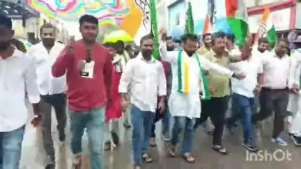 जगदलपुर: मूसलाधार बारिश के बीच युक्तियुक्तकरण के विरोध में कांग्रेस ने जिला शिक्षा अधिकारी कार्यालय का किया घेराव
