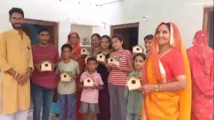 तारानगर: तारानगर में घर बनाते समय पेड़ काटने से पक्षियों का घोंसला टूटा, घर बनते ही बांटे पक्षियों के सैकड़ों घर