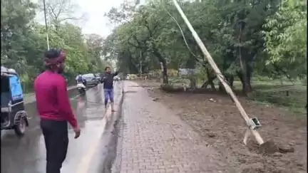 सागर नगर: कलेक्टर बंगला के पास स्ट्रीट लाइट का तार टूटकर सड़क पर गिरा, बाइक सवार घायल