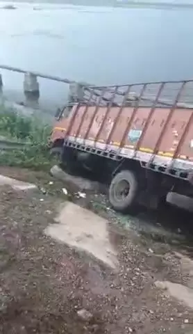 तालबेहट: रानीकोडर के पास हाइवे 44 पर तेज रफ्तार ट्रक अनियंत्रित होकर 50 फीट पुल के नीचे पानी में गिरा, एक युवक गंभीर रूप से घायल