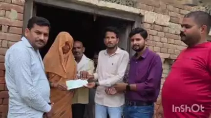 मितौली: नीमगांव थाना के लखनिया निवासी दिवंगत पत्रकार जेपी मिश्रा की पत्नी को खीरी मीडिया क्लब ने 71 हजार 500 का चेक सौंपा