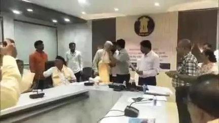 नांदेड: 1975 मध्ये आणीबाणीच्या काळामध्ये ज्या लोकांनी लढा देऊन तुरुंगवास भोगला  त्यांचा सन्मान केला  जिल्हाधिकारी राहुल कर्डिले