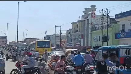 लक्सर: हरिद्वार-नजीबाबाद राष्ट्रीय राजमार्ग पर भारी जाम के कारण प्रशासन ने यातायात को वाया लक्सर डायवर्ट किया