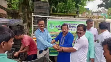 বারুইপুর: বারুইপুরের ছটি অঞ্চলে ১০০ টি করে হাঁসের চারা বিতরণ করলেন দক্ষিণ ২৪ পরগনা জেলা পরিষদের প্রাণী সম্পদ দপ্তরের কর্মদক্ষ