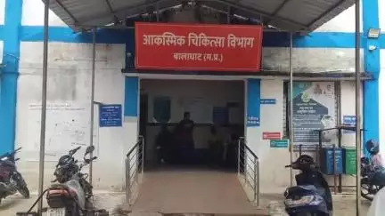 बालाघाट: भरवेली में खराब सड़क पर ट्रैक्टर से गिरा मजदूर, हुआ घायल, ज़िला अस्पताल में भर्ती