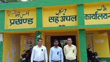 नोखा: नोखा प्रखंड एवं अंचल के कार्यालय के कर्मियों ने 9 सूत्री मांगों को लेकर काला बिल्ला लगाकर किया कार्य