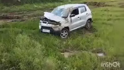 রানিবাঁধ: গাড়ির সামনে একটি ঘোড়া চলে আসায় নিয়ন্ত্রণ হারিয়ে রাস্তার পাশে জমিতে উল্টে গিয়ে আবার সোজা হয়ে গেল একটি ছোট গাড়ি
