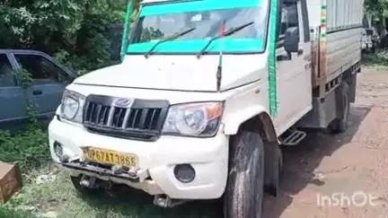 भभुआ: अटल बिहारी सिंह हाई स्कूल प्लस टू के पास सड़क दुर्घटना में छात्र की मौत के बाद पुलिस ने पिकअप को किया ज़ब्त