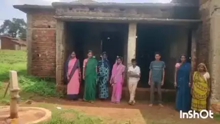 लातेहार: पिछले 19 वर्षों से अधूरा पड़ा है हेठवाटोली आंगनबाड़ी केंद्र, न खिड़की है न दरवाजा #jansamasya