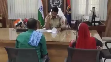 मऊ: बकवल स्थित एसपी कार्यालय में एसपी इलामारन जी द्वारा की गई जनसुनवाई, लगभग 17 मामलों के निस्तारण के दिए निर्देश