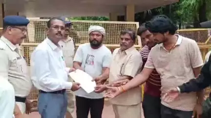 नरसिंहपुर: NHI ने रहवासी इलाके से ऊपर बनाई रोड़ ,घरों में भर रहा पानी हो रही परेशानी, कलेक्ट्रेट में SDM को दिया आवेदन#jansamasya