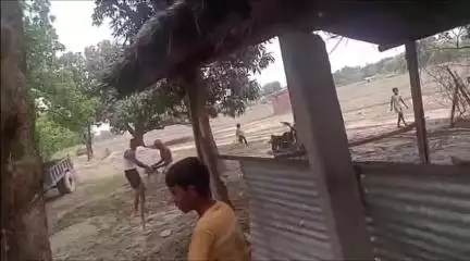 सगड़ी: छपिया गांव में जमीनी विवाद के चलते युवक द्वारा अवैध तमंचा लहराने का वीडियो सोशल मीडिया पर वायरल, पुलिस जांच में जुटी