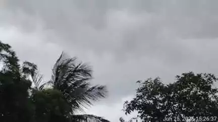 মুরারই ১: দিনভর তীব্র রোদ ও ভ্যাপসা গরমের পরে ঝড়ো হাওয়ার সাথে স্বস্তির বৃষ্টি মুরারই জুড়ে