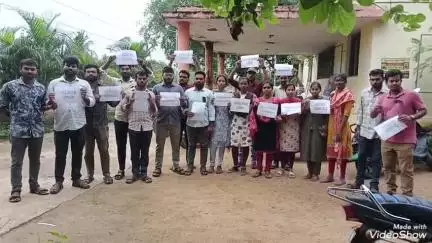 గజపతినగరం: గంట్యాడ తహసిల్దార్ కార్యాలయం వద్ద నల్ల బ్యాడ్జీలు ధరించి గ్రామ సర్వేయర్ల నిరసన : సమస్యల పరిష్కారం కోసం