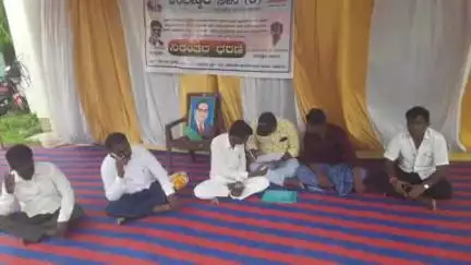 ಯಾದಗಿರಿ: ಯರಗೋಳ ಗ್ರಾಮದ ಶಾಲೆ ಮುಖ್ಯ ಗುರು ಹುದ್ದೆಯಿಂದ ತೆಗೆಯುವಂತೆ ನಗರದ ಡಿಡಿಪಿಐ ಕಚೇರಿ ಮುಂದೆ ಧರಣಿ