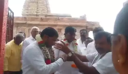అలంపూర్: శ్రీ జోగులాంబ ఆలయాన్ని దర్శించుకున్న తెలంగాణ రాష్ట్ర ఎఐసిసి కార్యదర్శి విశ్వనాథ్