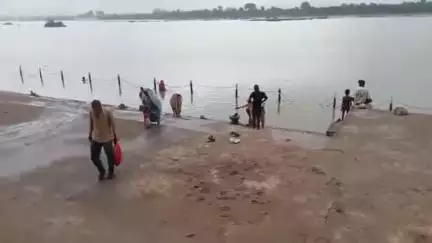 होशंगाबाद नगर: नर्मदापुरम के विवेकानंद घाट पर श्रद्धालुओं ने आषाढ़ अमावस्या के अवसर पर लगाई आस्था की डुबकी, किया दान-पुण्य