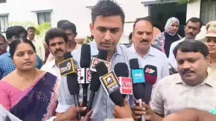 రాష్ట్ర ఉద్యానవన శాఖ డైరెక్టర్ తో కలిసి చిత్తూరు జిల్లా కలెక్టర్ సుమిత్ కుమార్ జీడి నెల్లూరులో మామిడి పరిశ్రమలు తనిఖీలు
