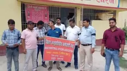 छपरा: अंचल कार्यालय परिसर में लिपिकों ने मांगों को लेकर काला बिल्ला लगाकर जताया विरोध