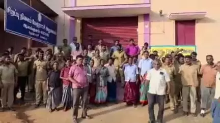 ஆலங்குளம்: பேரூராட்சி அலுவலகத்தை முற்றுகையிட்டு தற்காலிக தூய்மை பணியாளர்கள் போராட்டம்