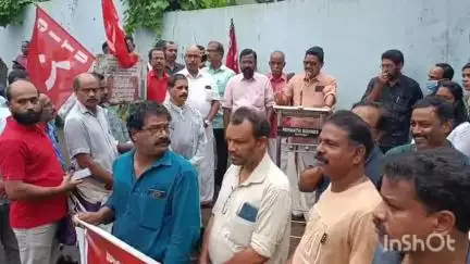 ഏറനാട്: ആഭരണ തൊഴിലാളികൾ ജില്ലാ ലേബർ ഓഫീസിലേക്ക് വിവിധ ആവശ്യങ്ങളുന്നയിച്ച് മാർച്ച് നടത്തി