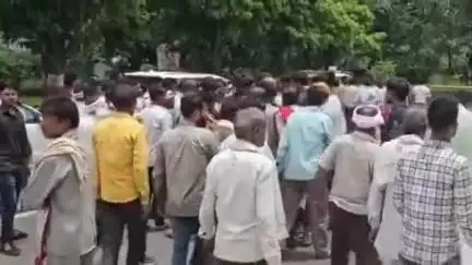 ललितपुर: ग्राम बजर्रा के किसानों ने लेखपाल पर लगाए आरोप, सांसद अनुराग शर्मा से फसल बीमा दिलाए जाने की मांग की