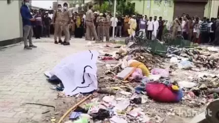 कोल: हमदर्द नगर डी में कूड़े के ढेर में बोरे के भीतर बंद मिला अज्ञात शव, क्षेत्र में मचा हड़कंप, जांच में जुटी पुलिस