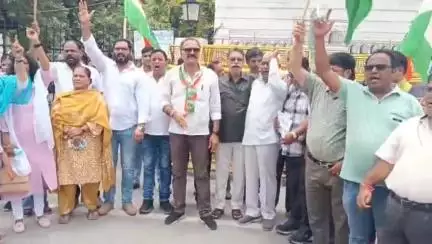 बड़गांव: बिगड़ती कानून व्यवस्था के विरोध में शहर कांग्रेस ने कलेक्ट्रेट पर किया प्रदर्शन, कलेक्टर को सौंपा ज्ञापन
