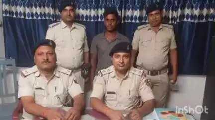 गोपालगंज: जादोपुर थाना पुलिस ने शराब तस्करी मामले में फरार चल रहे दस हजार के इनामी आरोपित को किया गिरफ्तार