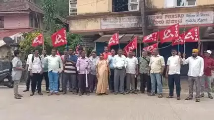 ಕಾರವಾರ: ಕಾರ್ಮಿಕ ಕಾನೂನು ತಿದ್ದುಪಡಿ ವಿರೋಧಿಸಿ ನಗರದ ಹಬ್ಬುವಾಡ ರಸ್ತೆ ಬಳಿಯ ಕಾರ್ಮಿಕ ಇಲಾಖೆ ಕಚೇರಿ ಬಳಿ ಸಿಐಟಿಯು ಸಂಘಟನೆಯಿಂದ ಪ್ರತಿಭಟನೆ