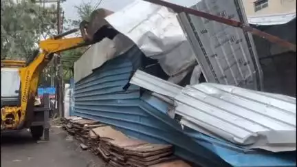 इंदौर: संयोगिता गंज: नगर निगम की टीम को देखकर लोगों ने स्वेच्छा से हटाया अतिक्रमण, कई अतिक्रमणों पर चला बुलडोजर