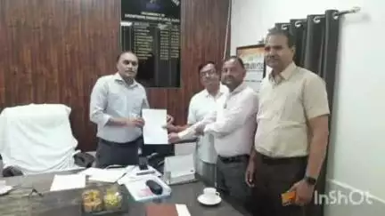 पलवल: हुड्डा सेक्टर-2 RWA का प्रतिनिधिमंडल बिजली विभाग की समस्याओं को लेकर बिजली निगम के सुप्रिटेंडेंट से मिला