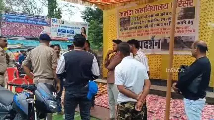 होशंगाबाद नगर: शासकीय नर्मदा कॉलेज के सामने पेड़ कटाई के विरोध में छात्र संघ का धरना