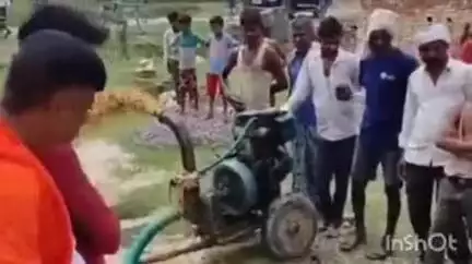 नानपारा: निधि नगर पोखरा गांव के गड्ढे में दिखा मगरमच्छ, पंपिंग सेट से पानी निकालकर तलाश जारी