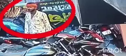 बलिया: बलिया में दिनदहाड़े हुई बाइक चोरी की दो वारदातों का सीसीटीवी वीडियो हुआ वायरल