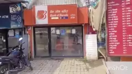 सारस चौराहे पर तैनात ट्रैफिक व्यवस्था के रखवाले का ATM बूथ की AC में आराम करने का वीडियो सोशल मीडिया पर हुआ वायरल