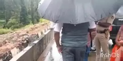 ಸಕಲೇಶಪುರ: ತಾಲೂಕಿನ ವಿವಿಧೆಡೆ ರಸ್ತೆ ಬಿರುಕು ಹಾಗೂ ಸಂಭವನೀಯ ಗುಡ್ಡ ಕುಸಿತ ಸ್ಥಳಗಳಿಗೆ ಜಿಲ್ಲಾಧಿಕಾರಿ ಲತಾ ಕುಮಾರಿ ಭೇಟಿ, ಪರಿಶೀಲನೆ