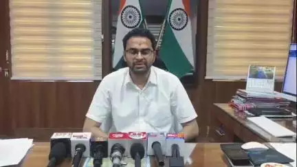 मंझनपुर: रामाधीन का पूरा में कच्चा मकान ढहने से महिला की मौत, पति गंभीर घायल, प्रशासन ने ₹4 लाख की मदद का किया ऐलान